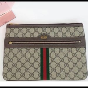 GUCCI GG SUPREME POUCH